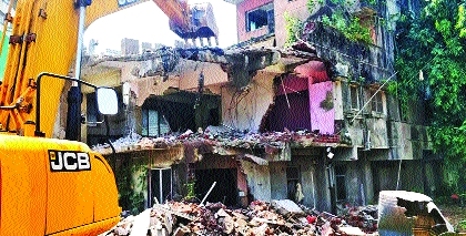 KDMC action on high-risk building | अतिधोकादायक इमारतीवर केडीएमसीची कारवाई KDMC action on high-risk building | अतिधोकादायक इमारतीवर केडीएमसीची कारवाई