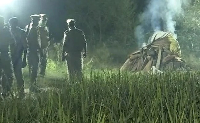 Hathras's dead rape victim was cremated by the police | हाथरसच्या मृत बलात्कार पीडितेवर पोलिसांनी परस्पर केले अंत्यसंस्कार