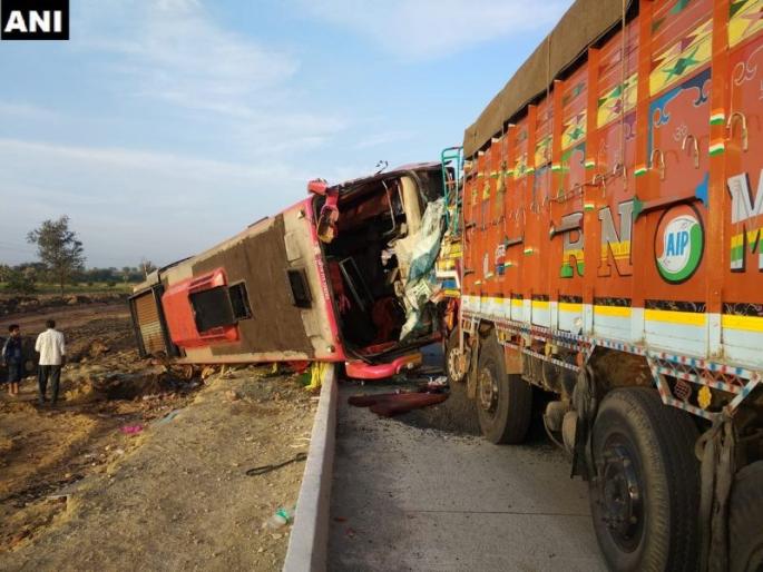 6 people killed and more than 10 injured in a collision between a bus and a lorry near Hubli on National Highway 63 | हुबळीजवळ भीषण अपघात, 6 जणांचा मृत्यू तर 10 जण जखमी 6 people killed and more than 10 injured in a collision between a bus and a lorry near Hubli on National Highway 63 | हुबळीजवळ भीषण अपघात, 6 जणांचा मृत्यू तर 10 जण जखमी