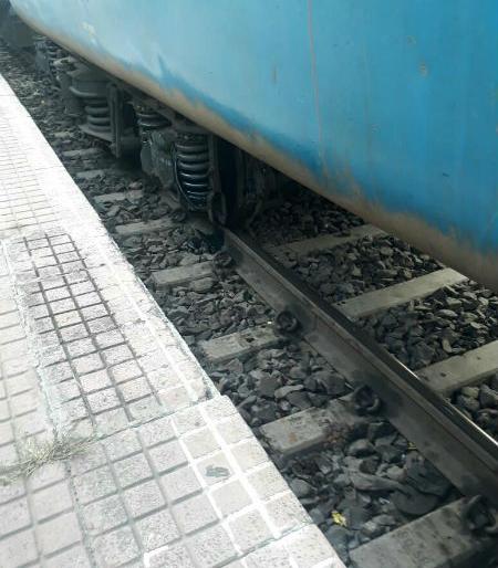 Varanasi - The canister of the Hubli Express collapsed near Vambori | वाराणसी - हुबळी एक्सप्रेस चार तास उशिरा