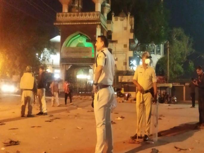 Hubli Violence: Violence in Hubli, mob attacks police station; 12 policemen injured | Hubli Violence: दिल्लीनंतर हुबळीमध्ये हिंसाचार, जमावाचा पोलीस ठाण्यावर हल्ला; 12 पोलीस जखमी Hubli Violence: Violence in Hubli, mob attacks police station; 12 policemen injured | Hubli Violence: दिल्लीनंतर हुबळीमध्ये हिंसाचार, जमावाचा पोलीस ठाण्यावर हल्ला; 12 पोलीस जखमी