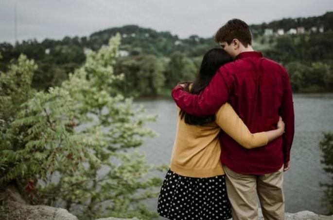 Today's Hug Day: A Magic Key to the Relief | आज 'हग डे' : त्राण दूर करणारी 'जादू की झप्पी'