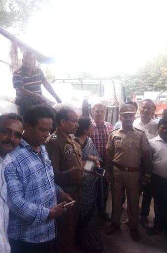 Banned plastic imported from Gujarat: Exposed in action | बंदी असलेल्या प्लास्टिकची गुजरातमधून आयात : कारवाईत उघड Banned plastic imported from Gujarat: Exposed in action | बंदी असलेल्या प्लास्टिकची गुजरातमधून आयात : कारवाईत उघड