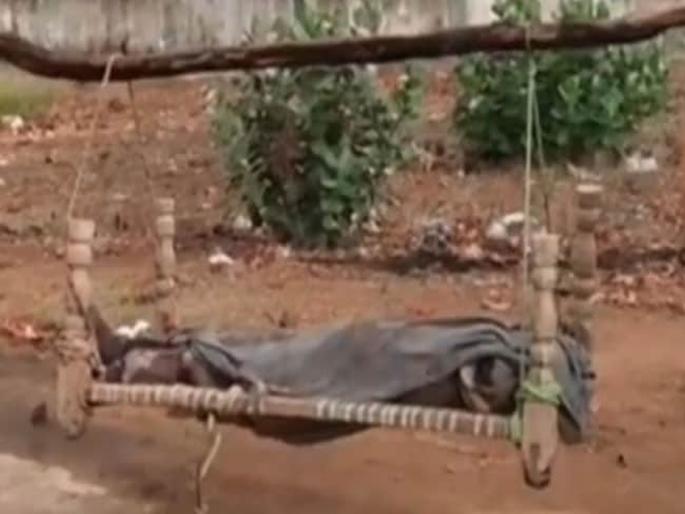 father walks 35 km : Madhya pradesh father walks 35 km carrying daughters dead body on cot in singrauli | लेकीचा मृतदेह खाटेवर ठेवत ३५ किलोमीटर वणवण फिरला बाप; कोणाचाच नाही मदतीचा हात father walks 35 km : Madhya pradesh father walks 35 km carrying daughters dead body on cot in singrauli | लेकीचा मृतदेह खाटेवर ठेवत ३५ किलोमीटर वणवण फिरला बाप; कोणाचाच नाही मदतीचा हात