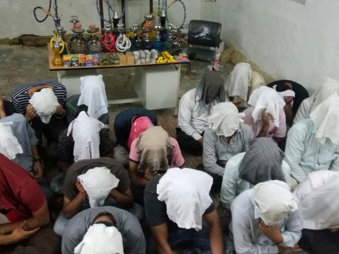 Hukka Parlarni Goregaon Gudamalle, illegal hookah parlor deal | हुक्का पार्लरनी गोरेगाव गुदमरले, बेकायदेशीर हुक्का पार्लरचा सुळसुळाट Hukka Parlarni Goregaon Gudamalle, illegal hookah parlor deal | हुक्का पार्लरनी गोरेगाव गुदमरले, बेकायदेशीर हुक्का पार्लरचा सुळसुळाट