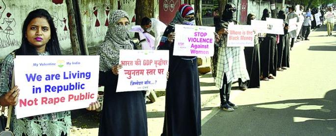 Attract the burning issues in Nagpur through a human chain | नागपुरात मानवी साखळीद्वारे वेधले ज्वलंत समस्यांकडे लक्ष Attract the burning issues in Nagpur through a human chain | नागपुरात मानवी साखळीद्वारे वेधले ज्वलंत समस्यांकडे लक्ष