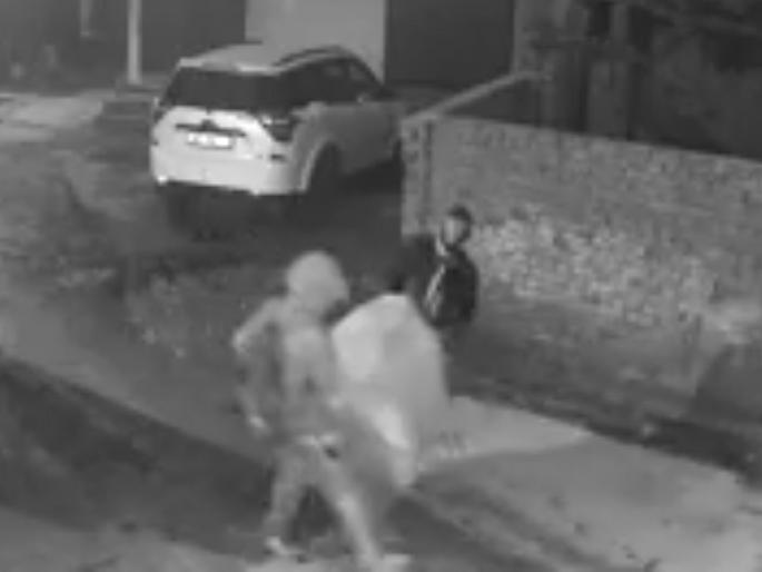 thieves steal not money or jewelry, but stole humans hairs worth lakhs | ऐकावं ते नवलंच! पैसे-दागिने नाही, तर चोरांनी चक्क मानी केस चोरले... thieves steal not money or jewelry, but stole humans hairs worth lakhs | ऐकावं ते नवलंच! पैसे-दागिने नाही, तर चोरांनी चक्क मानी केस चोरले...
