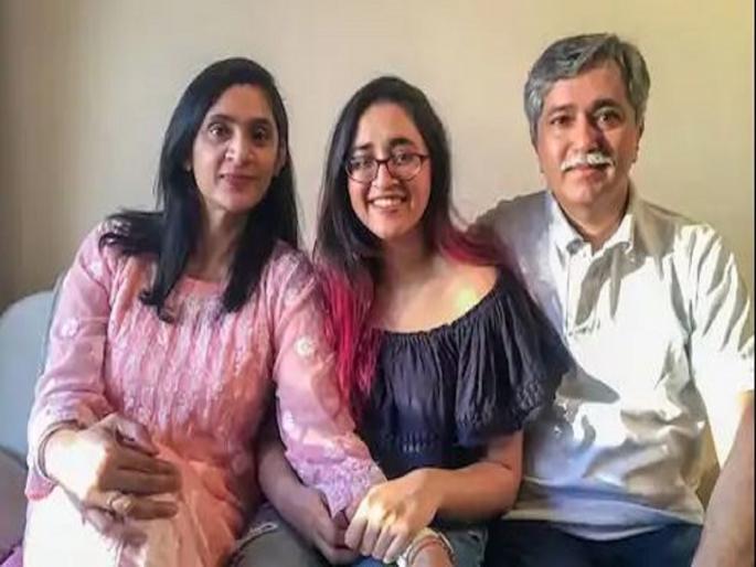 Shocking, corona positive doctor Express Guilt after his family was also covid-19 positive | कोरोना रूग्णांवर उपचार करता -करता कुटुंबालाच झाली लागण, संपूर्ण कुटुंबाचा आला कोरोना पॉझिटीव्ह Shocking, corona positive doctor Express Guilt after his family was also covid-19 positive | कोरोना रूग्णांवर उपचार करता -करता कुटुंबालाच झाली लागण, संपूर्ण कुटुंबाचा आला कोरोना पॉझिटीव्ह