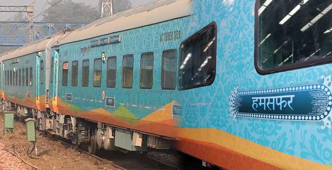 Finally, the 'Hamsafar Express' was available in Akola | अखेर 'हमसफर एक्स्प्रेस'ला अकोल्यात मिळाला थांबा Finally, the 'Hamsafar Express' was available in Akola | अखेर 'हमसफर एक्स्प्रेस'ला अकोल्यात मिळाला थांबा