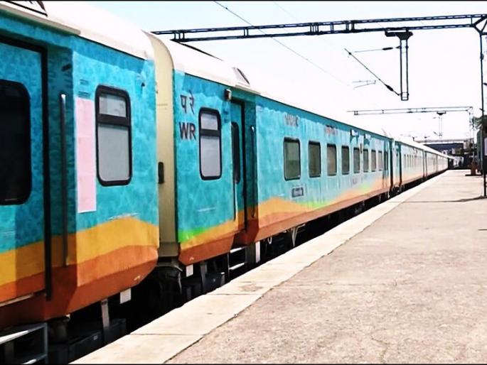 Now a 'sleeper coach' service on the Humsafar Railway | हमसफर रेल्वेत आता ‘स्लीपर कोच’ची सेवा Now a 'sleeper coach' service on the Humsafar Railway | हमसफर रेल्वेत आता ‘स्लीपर कोच’ची सेवा