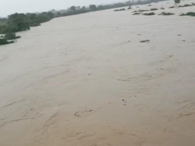 Hundreds of hectares of land under water in Murtijapur taluka; Many villages lost contact | मूर्तिजापूर तालुक्यात शेकडो हेक्टर जमीन पाण्याखाली;  अनेक गावांचा संपर्क तुटला  Hundreds of hectares of land under water in Murtijapur taluka; Many villages lost contact | मूर्तिजापूर तालुक्यात शेकडो हेक्टर जमीन पाण्याखाली;  अनेक गावांचा संपर्क तुटला