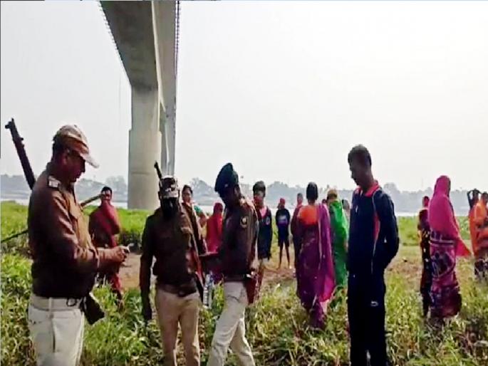 Truck driver hung on the bridge to save his life, died after falling | जीव वाचवण्यासाठी पुलावर लटकला, खाली पडताच डोकं जमिनीत रुतलं Truck driver hung on the bridge to save his life, died after falling | जीव वाचवण्यासाठी पुलावर लटकला, खाली पडताच डोकं जमिनीत रुतलं