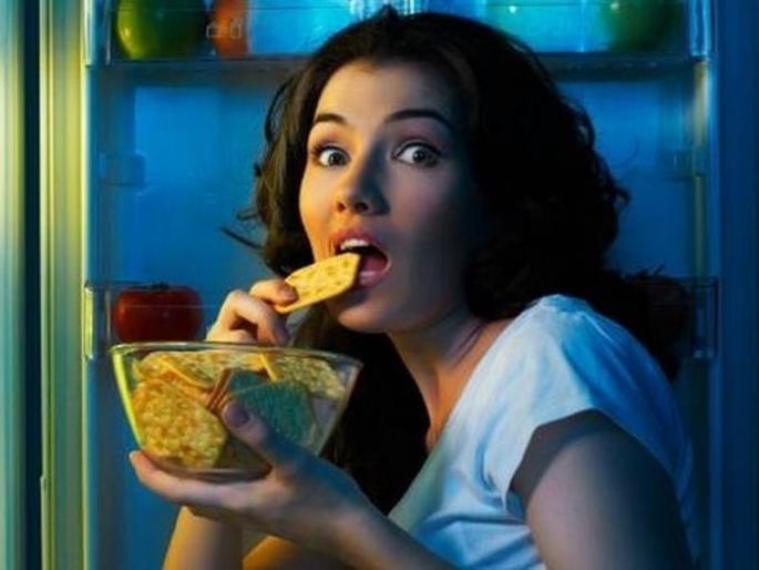 Why you feel hungry even after eating | जेवण केल्यानंतरही सतत भूक लागते? 'या' सवयी बदला Why you feel hungry even after eating | जेवण केल्यानंतरही सतत भूक लागते? 'या' सवयी बदला