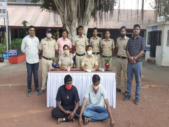 Baramati police open 'honey trap'; both ladies and 2 suspended police were arrested | बारामती पोलिसांनी केला ‘हनी ट्रॅप’ उघड; बडतर्फ पोलीस, दोन महिलांसह चौघाना बेड्या Baramati police open 'honey trap'; both ladies and 2 suspended police were arrested | बारामती पोलिसांनी केला ‘हनी ट्रॅप’ उघड; बडतर्फ पोलीस, दोन महिलांसह चौघाना बेड्या