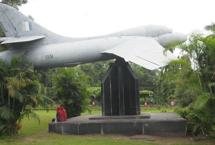 Hunter aircraft drought condition in Ambazari Garden at Nagpur | नागपूरच्या अंबाझरी गार्डनमधील हंटर विमानाची दुरवस्था