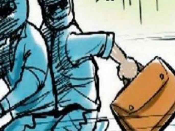 Five lakh silver stolen in Hupari Hatkanangale Kolhapur district | चोरट्यांनी धूमस्टाईलने पाच लाखांची चांदी केली लंपास, हुपरीत घडली घटना Five lakh silver stolen in Hupari Hatkanangale Kolhapur district | चोरट्यांनी धूमस्टाईलने पाच लाखांची चांदी केली लंपास, हुपरीत घडली घटना