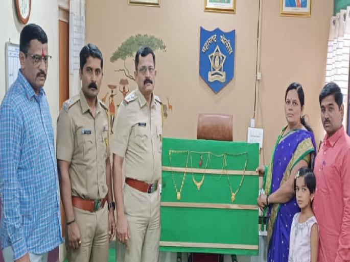 The stolen jewelry worth seven and a half lakhs was returned to the complainants by the Hupari police kolhapur | Kolhapur: पोलिसांनी दिली भाऊबिजेची ओवाळणी, चोरीस गेलेले साडेसात लाखांचे दागिने दिले परत मिळवून The stolen jewelry worth seven and a half lakhs was returned to the complainants by the Hupari police kolhapur | Kolhapur: पोलिसांनी दिली भाऊबिजेची ओवाळणी, चोरीस गेलेले साडेसात लाखांचे दागिने दिले परत मिळवून