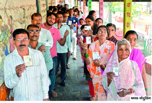 85 percent polling for 'Hupari', minor misconduct: 100 candidates in the fray | ‘हुपरी’साठी चुरशीने ८५ टक्के मतदान,किरकोळ बाचाबाचीचे प्रकार : १०० उमेदवार रिंगणात  85 percent polling for 'Hupari', minor misconduct: 100 candidates in the fray | ‘हुपरी’साठी चुरशीने ८५ टक्के मतदान,किरकोळ बाचाबाचीचे प्रकार : १०० उमेदवार रिंगणात