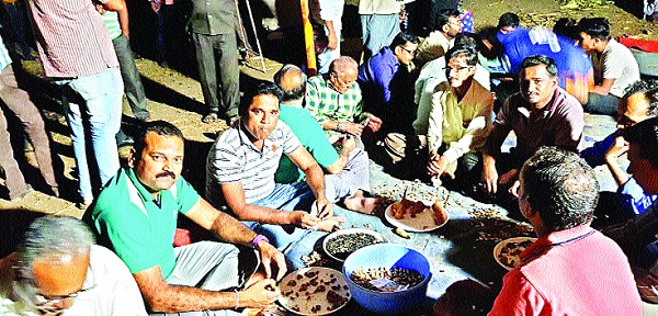 Hoora party .. for the concert festival! : The appreciation of members of the social organization | निमित्त हुरडा पार्टीचं.. मैफल चळवळीची! : सामाजिक संस्थेच्या सदस्यांचे असेही कौतुक Hoora party .. for the concert festival! : The appreciation of members of the social organization | निमित्त हुरडा पार्टीचं.. मैफल चळवळीची! : सामाजिक संस्थेच्या सदस्यांचे असेही कौतुक