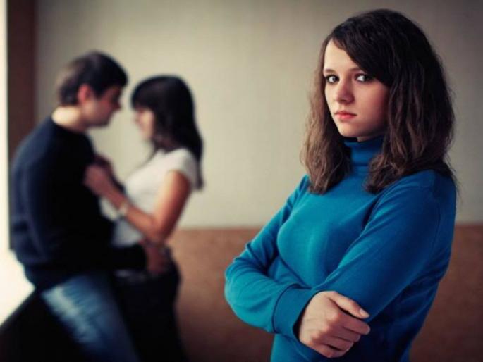 Crime News: husband went to girlfriend's house; Wife came, slippers were seen under the bed | Crime News: भल्या पहाटे पती गर्लफ्रेंडच्या घरी गेला; मागावर पत्नी आली, चप्पल बेडखाली दिसली अन् फसला... Crime News: husband went to girlfriend's house; Wife came, slippers were seen under the bed | Crime News: भल्या पहाटे पती गर्लफ्रेंडच्या घरी गेला; मागावर पत्नी आली, चप्पल बेडखाली दिसली अन् फसला...