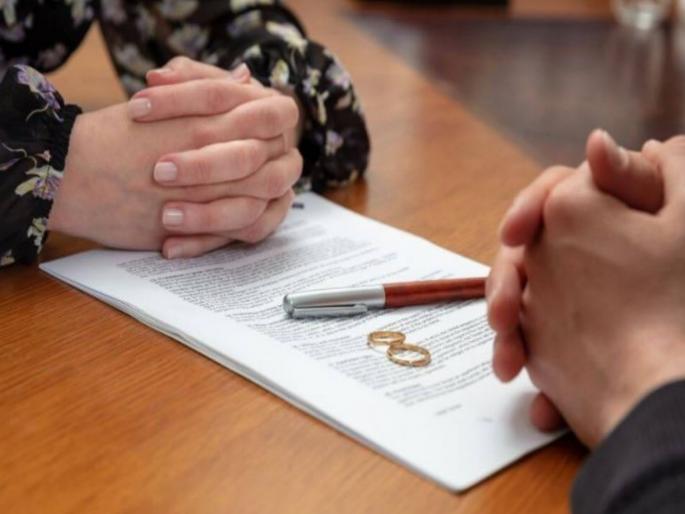 Court slaps husband in fraudulent divorce case orders wife to pay Rs 7,000 alimony every month | फसवून घेतलेल्या घटस्फोटप्रकरणी कोर्टाचा पतीला दणका; पत्नीला दरमहा ७ हजार पोटगी देण्याचा आदेश Court slaps husband in fraudulent divorce case orders wife to pay Rs 7,000 alimony every month | फसवून घेतलेल्या घटस्फोटप्रकरणी कोर्टाचा पतीला दणका; पत्नीला दरमहा ७ हजार पोटगी देण्याचा आदेश