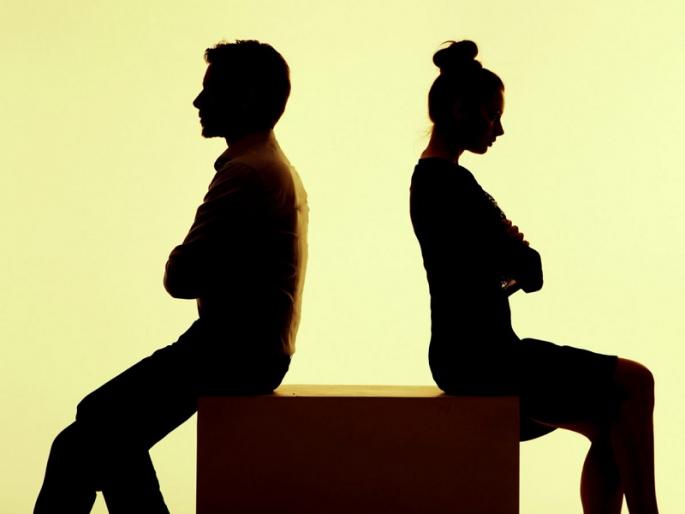 Even after eight months of marriage, the husband does not come near; When the bride inquired, she was shocked | लग्न होऊन आठ महिने झाले तरी नवरा जवळ येईना; नववधुने चौकशी करताच बसला धक्का Even after eight months of marriage, the husband does not come near; When the bride inquired, she was shocked | लग्न होऊन आठ महिने झाले तरी नवरा जवळ येईना; नववधुने चौकशी करताच बसला धक्का