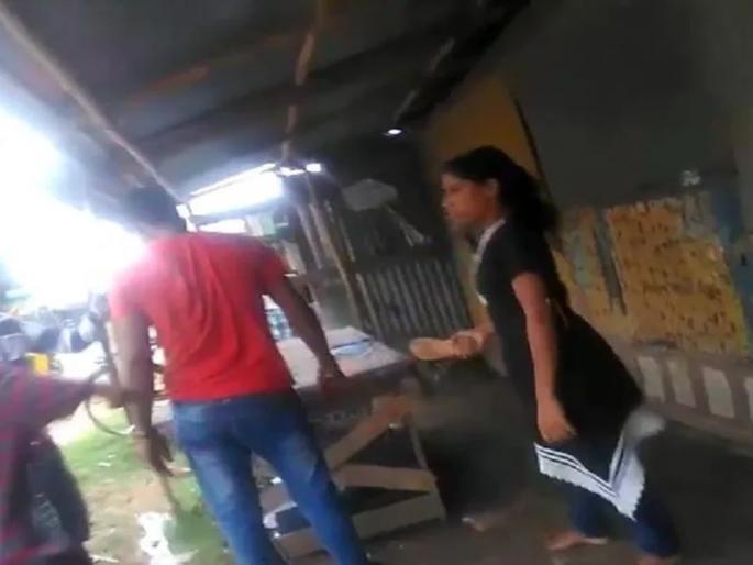 The husband got married for the second time, wife gets angry when she hears the news, Then | पतीने दुसरं लग्न करून आणली सवत, बातमी समजताच पत्नीचा राग अनावर, त्यानंतर पतीची झाली चपलानी धुलाई The husband got married for the second time, wife gets angry when she hears the news, Then | पतीने दुसरं लग्न करून आणली सवत, बातमी समजताच पत्नीचा राग अनावर, त्यानंतर पतीची झाली चपलानी धुलाई