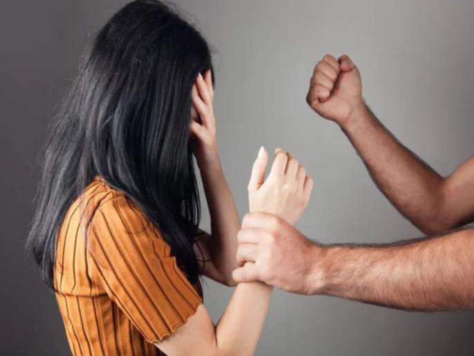 Even housewife in the house is not safe The wife was beaten and stabbed with a sharp weapon by the husband in pune | Pune: घरातली 'लक्ष्मी' देखील सुरक्षित नाहीच; पतीकडूनच पत्नीला मारहाण व धारदार शस्त्राने वार Even housewife in the house is not safe The wife was beaten and stabbed with a sharp weapon by the husband in pune | Pune: घरातली 'लक्ष्मी' देखील सुरक्षित नाहीच; पतीकडूनच पत्नीला मारहाण व धारदार शस्त्राने वार