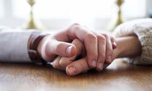 Nashik: 'I am ending myself...' Wife ends life by video calling husband | Nashik: ‘मी  स्वत:चा शेवट करतेय...’ पतीला व्हिडिओ कॉल करून पत्नीने संपवले जीवन Nashik: 'I am ending myself...' Wife ends life by video calling husband | Nashik: ‘मी  स्वत:चा शेवट करतेय...’ पतीला व्हिडिओ कॉल करून पत्नीने संपवले जीवन