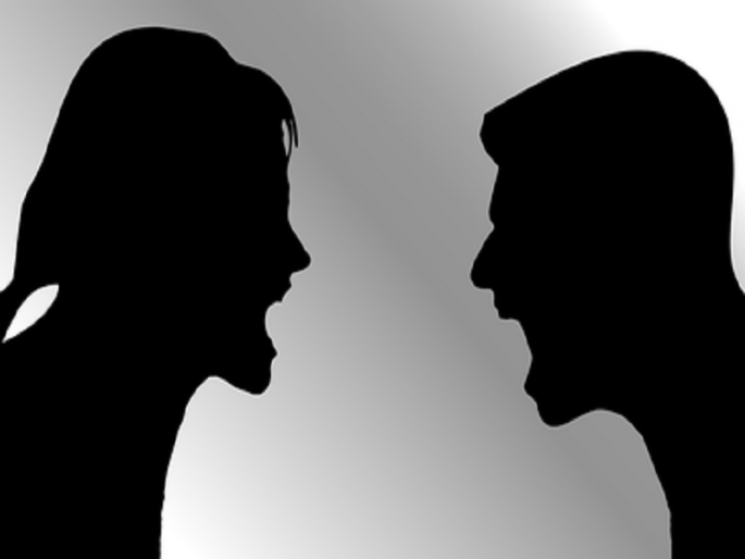 Husband and wife fight in Buldhana, husband angered the police | पती पतीच्या भांडणात मध्यस्थी आली पोलिसाच्या अंगलट; पतीनं काढला राग