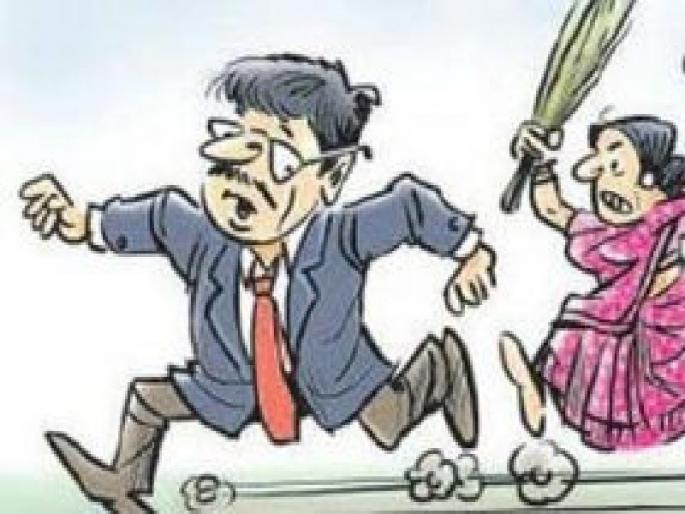 wife hits her husband | पतीच्या हातावर पाहिला गर्लफ्रेंडच्या नावाचा टॅटू, पत्नीने केली धुलाई 