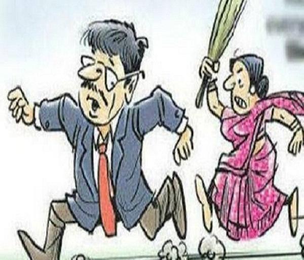 wife slams Husband while chatting with girl friend in hotel; The incident in the area near the CIDCO bus station in Aurangabad | परस्त्रीसोबत हॉटेलमध्ये गप्पा मारणार्‍या पतीला पत्नीने बदडले; औरंगाबादच्या सिडको बसस्थानक परिसरातील घटना