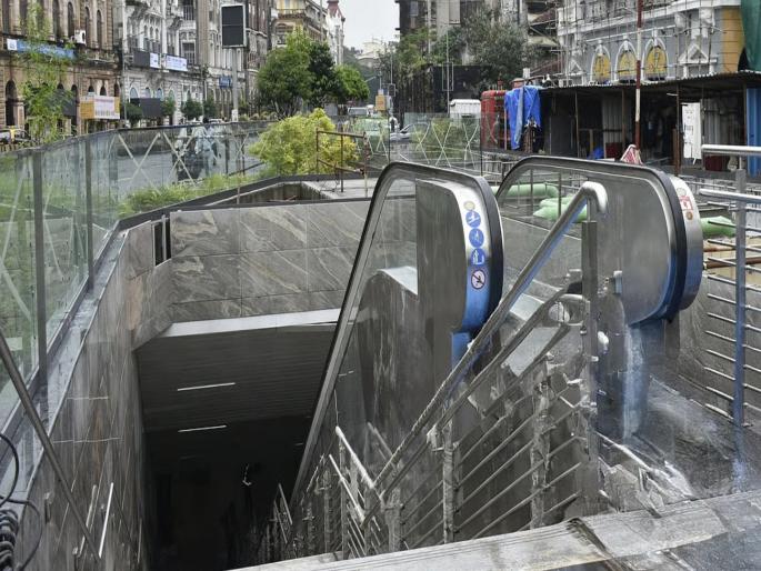 Underground metro entrance without roof; Water intrusion at Hutatma Chowk station, criticism on MMRC | Mumbai Metro 3: भुयारी मेट्रोचे प्रवेशद्वार छताविना; हुतात्मा चौक स्थानकात पाणी शिरण्याचा धोका, एमएमआरसीवर टीकास्त्र Underground metro entrance without roof; Water intrusion at Hutatma Chowk station, criticism on MMRC | Mumbai Metro 3: भुयारी मेट्रोचे प्रवेशद्वार छताविना; हुतात्मा चौक स्थानकात पाणी शिरण्याचा धोका, एमएमआरसीवर टीकास्त्र
