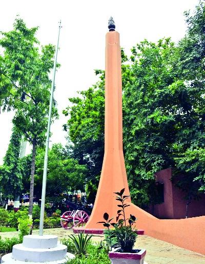 Another million more for martyr's monuments | हुतात्मा स्मारकांसाठी आणखी दहा लाख Another million more for martyr's monuments | हुतात्मा स्मारकांसाठी आणखी दहा लाख