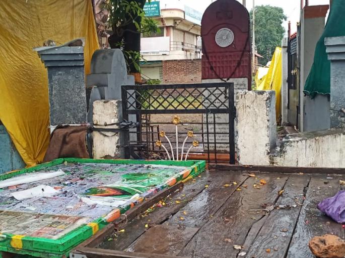 Martyr's memorial of Murtijapur fell into a trap | मूर्तिजापूरचे हुतात्मा स्मारक पडले अडगळीत  Martyr's memorial of Murtijapur fell into a trap | मूर्तिजापूरचे हुतात्मा स्मारक पडले अडगळीत