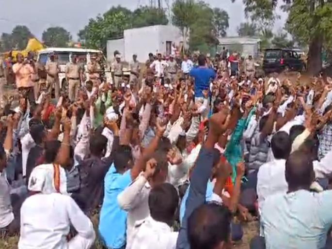 Maratha protesters show black flags to Minister Chhagan Bhujbal at nashik yevla | छगन भुजबळांच्या विरोधात मराठा आंदोलकांची घोषणाबाजी;गाड्यांचा ताफा जाताच गोमूत्र शिंपडले Maratha protesters show black flags to Minister Chhagan Bhujbal at nashik yevla | छगन भुजबळांच्या विरोधात मराठा आंदोलकांची घोषणाबाजी;गाड्यांचा ताफा जाताच गोमूत्र शिंपडले