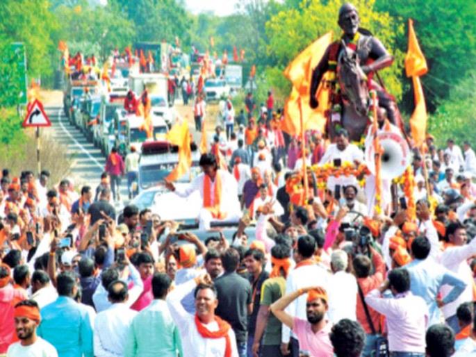 The saffron flags, the flourishing of flowers and the disciplined march; Maratha Reservation Walk in Ahmednagar District | भगवे झेंडे, फुलांची उधळण व शिस्तीत कदमताल; मराठा आरक्षण पदयात्रा अहमदनगर जिल्ह्यात The saffron flags, the flourishing of flowers and the disciplined march; Maratha Reservation Walk in Ahmednagar District | भगवे झेंडे, फुलांची उधळण व शिस्तीत कदमताल; मराठा आरक्षण पदयात्रा अहमदनगर जिल्ह्यात