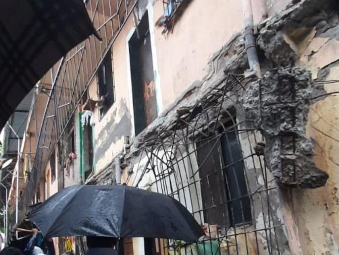 One person was injured after falling down; Incident at Pancharatna Chali in Thane | सज्जा पडून एक जण जखमी; ठाण्यातील पंचरत्न चाळीतील घटना One person was injured after falling down; Incident at Pancharatna Chali in Thane | सज्जा पडून एक जण जखमी; ठाण्यातील पंचरत्न चाळीतील घटना