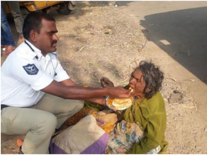 Hyderabad traffic policeman’s gesture goes viral | Viral: माणुसकीचा धर्म; वृद्धेला खाऊ घालणाऱ्या 'या' पोलिसानं जिंकली नेटकऱ्यांची मनं Hyderabad traffic policeman’s gesture goes viral | Viral: माणुसकीचा धर्म; वृद्धेला खाऊ घालणाऱ्या 'या' पोलिसानं जिंकली नेटकऱ्यांची मनं