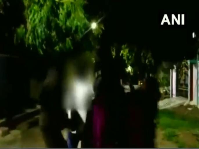 man in inebriated state bangs his 3 yr old son against an auto rickshaw incident of hyderabad | नात्याला काळीमा, दारूच्या नशेत निर्दयी पित्याने मुलाला रिक्षावर आपटलं man in inebriated state bangs his 3 yr old son against an auto rickshaw incident of hyderabad | नात्याला काळीमा, दारूच्या नशेत निर्दयी पित्याने मुलाला रिक्षावर आपटलं