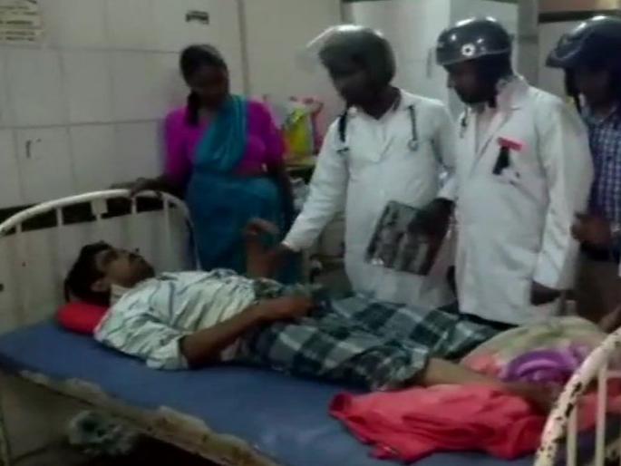 Doctor wear Helmets in Hyderabad to check patients. | हैदराबादमध्ये डॉक्टर हेल्मेट घालून रुग्णांना तपासतायत.... Doctor wear Helmets in Hyderabad to check patients. | हैदराबादमध्ये डॉक्टर हेल्मेट घालून रुग्णांना तपासतायत....