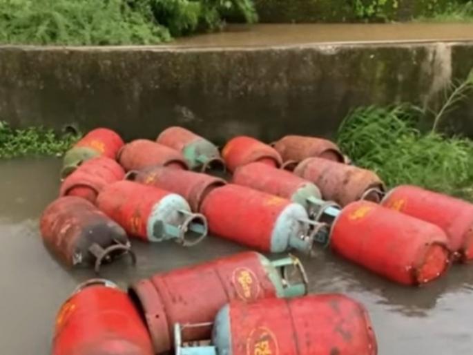 OMG! lots of gas cylinders were floating on rainwater on the 100-foot road in Vasai | बापरे! वसईच्या 100 फुटी रोडवर पावसाच्या पाण्यावर तरंगत होते गॅस सिलिंडर्स OMG! lots of gas cylinders were floating on rainwater on the 100-foot road in Vasai | बापरे! वसईच्या 100 फुटी रोडवर पावसाच्या पाण्यावर तरंगत होते गॅस सिलिंडर्स