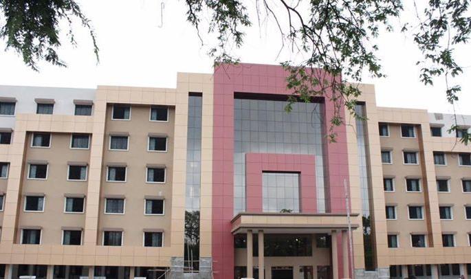 Mayo cleaning staff off the strike; Affecting cleaning tasks | मेयोतील सफाई कर्मचाऱ्यांचा संप मागे; सफाई कामे प्रभावित