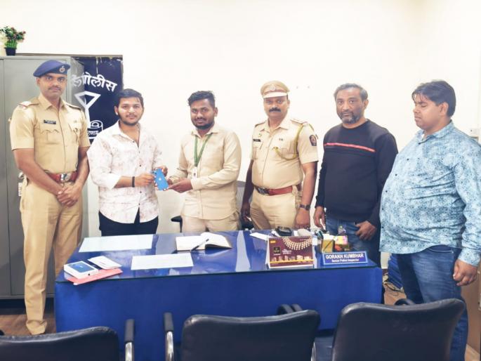 The honesty of a sanitation worker He returned the iPhone found in the market. | सफाई कामगाराची ईमानदारी...! मंडईत सापडलेला आयफोन केला परत The honesty of a sanitation worker He returned the iPhone found in the market. | सफाई कामगाराची ईमानदारी...! मंडईत सापडलेला आयफोन केला परत