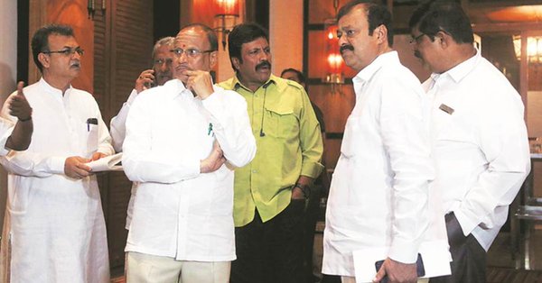Speaker to decide on the resignation of the rebels till Tuesday | बंडखोरांच्या राजीनाम्यावर निर्णय घेण्यास विधानसभाध्यक्षांना मंगळवारपर्यंत मनाई Speaker to decide on the resignation of the rebels till Tuesday | बंडखोरांच्या राजीनाम्यावर निर्णय घेण्यास विधानसभाध्यक्षांना मंगळवारपर्यंत मनाई