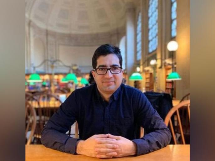 Kashmir's first IAS topper Shah Faisal quit his job; The charges on the center | काश्मीरचे पहिले आयएएस टॉपर शाह फैसल यांनी नोकरी सोडली; केंद्रावर आरोप Kashmir's first IAS topper Shah Faisal quit his job; The charges on the center | काश्मीरचे पहिले आयएएस टॉपर शाह फैसल यांनी नोकरी सोडली; केंद्रावर आरोप