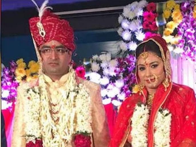 IAS Officer Love Story: DM fell in love with the complainant, got married as soon as he remembered the old friendship | फिर्यादीच्या प्रेमात पडले डीएम साहेब, जुनी मैत्री आठवताच केलं लग्न   