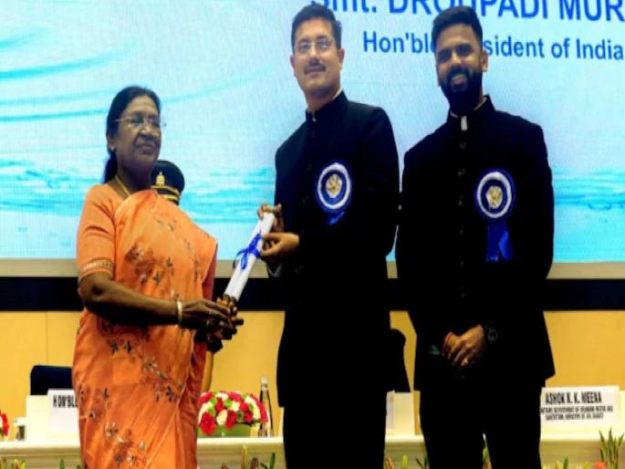 Congress and the administration clash over the National Water Award in Khandwa district AI photo controversy creates a dilemma | पुरस्कारासाठी जिल्ह्याधिकाऱ्यांनी वापरले AI फोटो? राष्ट्रपतींच्या हस्ते मिळालेला २ कोटींचा सन्मान वादाच्या भोवऱ्यात Congress and the administration clash over the National Water Award in Khandwa district AI photo controversy creates a dilemma | पुरस्कारासाठी जिल्ह्याधिकाऱ्यांनी वापरले AI फोटो? राष्ट्रपतींच्या हस्ते मिळालेला २ कोटींचा सन्मान वादाच्या भोवऱ्यात