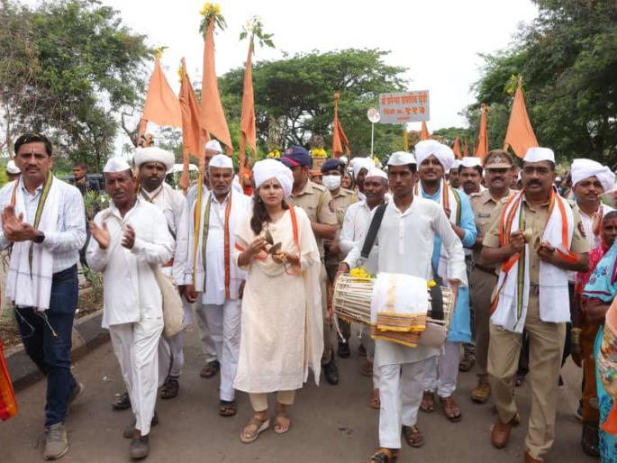 'IAS' officers in Solapur in Vitthal Wari; 24 hours with palanquin taking care of everyone | साेलापुरातील 'आयएएस' अधिकारी वारकऱ्यांच्या वेशात; प्रत्येकाची काळजी घेत २४ तास पालखीसोबतच 'IAS' officers in Solapur in Vitthal Wari; 24 hours with palanquin taking care of everyone | साेलापुरातील 'आयएएस' अधिकारी वारकऱ्यांच्या वेशात; प्रत्येकाची काळजी घेत २४ तास पालखीसोबतच