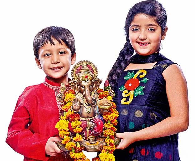 Children's efforts for Eco friendly Shri Ganesha festival decoration! | छोटी मूर्ती, छोटं डेकोरेशन!